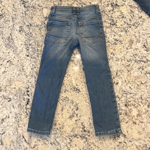 A lot of six pair of cat and Jack jeans size 5 - Picture 11 of 13